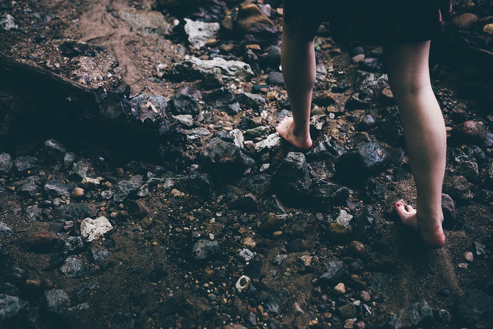 piedi-nudi-sentiero-rocce