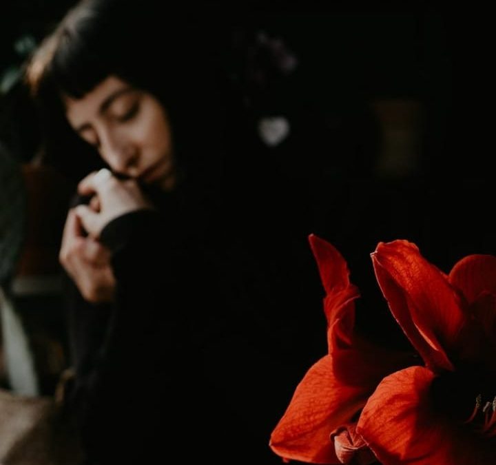 Autoritratto di donna in silenzio con fiore rosso sangue @giui.it